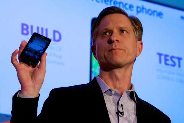 COO Jay Sullivan zeigt das neue Referenzger&auml;t Firefox OS Flame f&uuml;r Entwickler. (Foto: Michael Wieczorek/Golem.de)